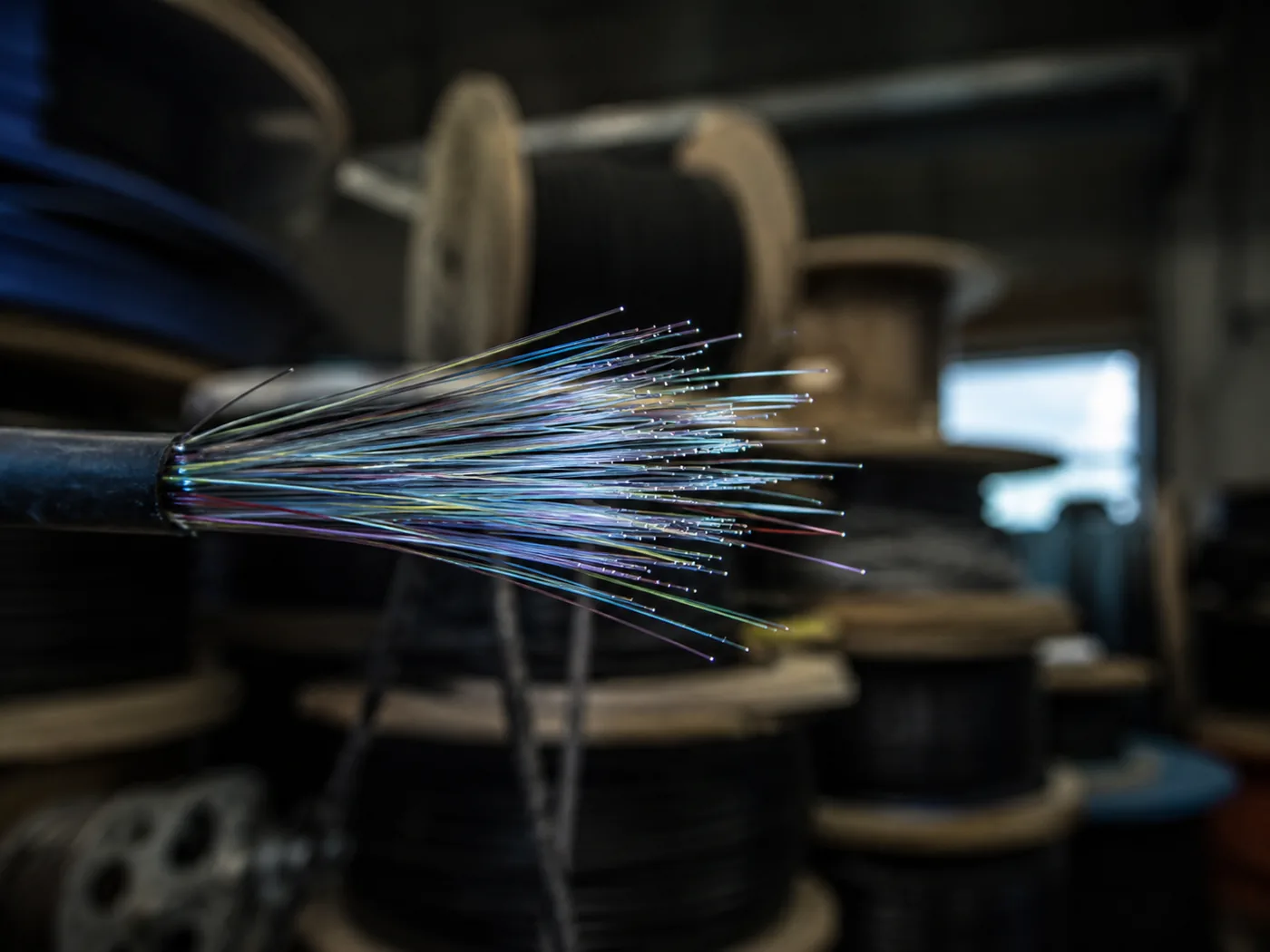 Glasfaserstränge, die sich aus einem Kabel auffächern